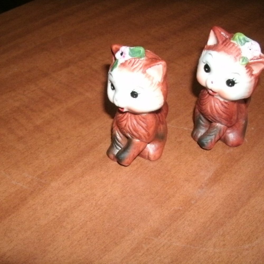 vintage set of kitty salt & pepper shakers.